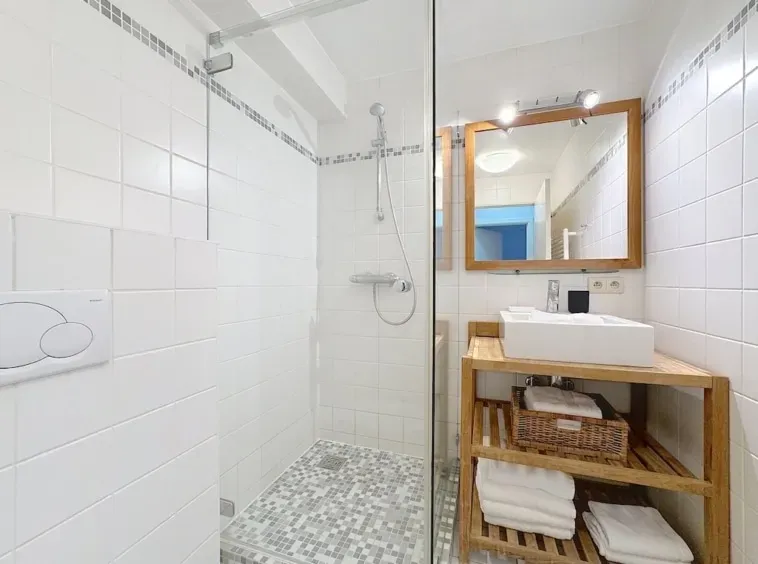 Spacious 3-Bedroom Apartment with Park Views in Brussels - Image 5