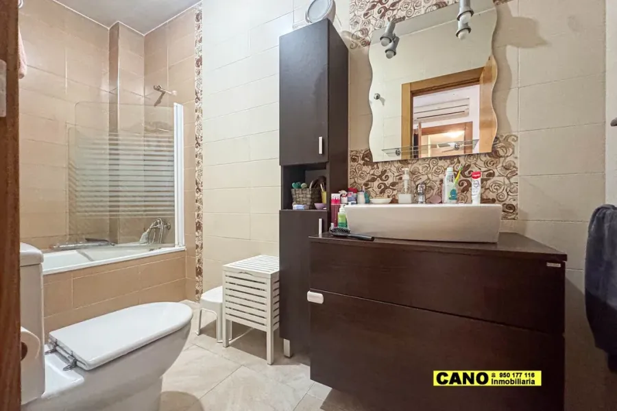 Spacious 3-Bedroom Apartment with 2 Bathrooms in Roquetas de Mar - Image 4