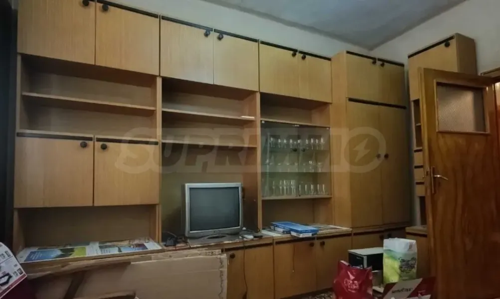 Spacious 3-Bedroom Apartment with Attic in Veliko Tarnovo Center - Image 2