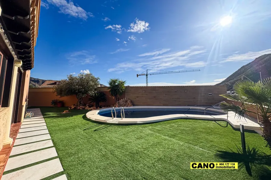 Spacious Chalet with Pool & Golf Views in Envía Golf, Spain - Image 3