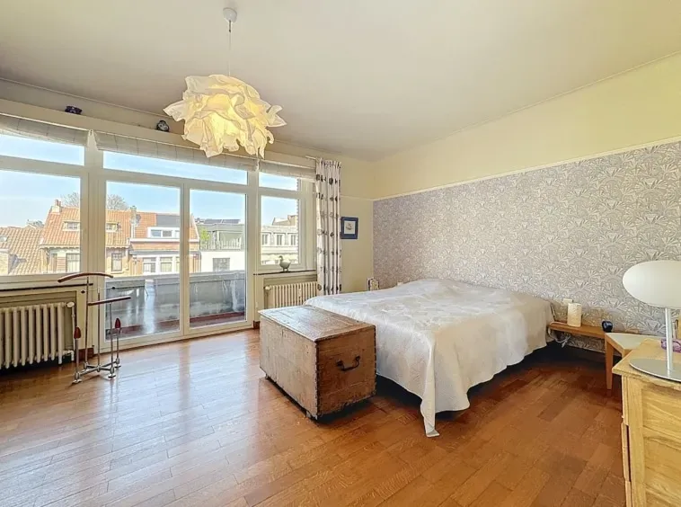 Spacious Duplex Penthouse with Terrace in Prime Brussels Location - Image 3