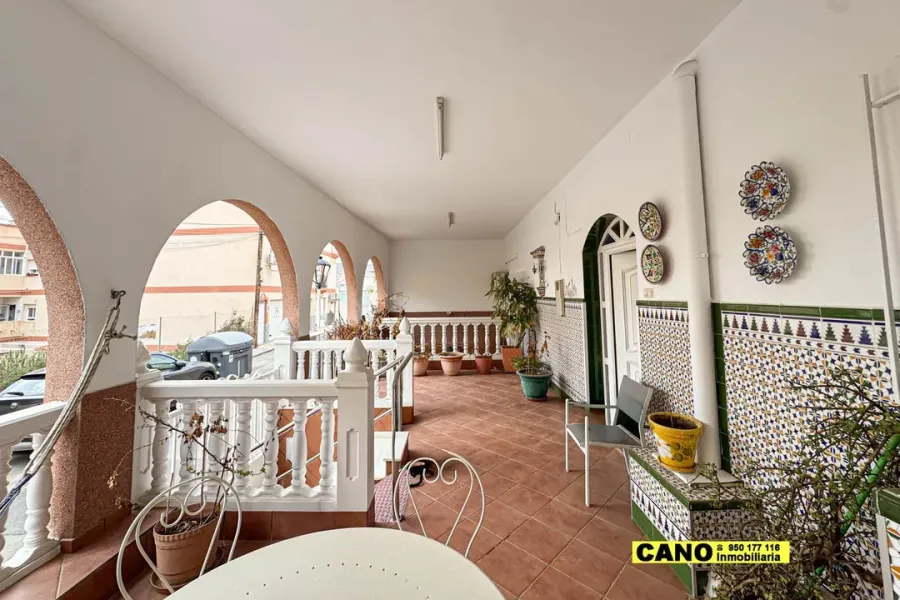 Spacious 4-Bedroom House in Viator with Porch and Garden for Sale - Image 1