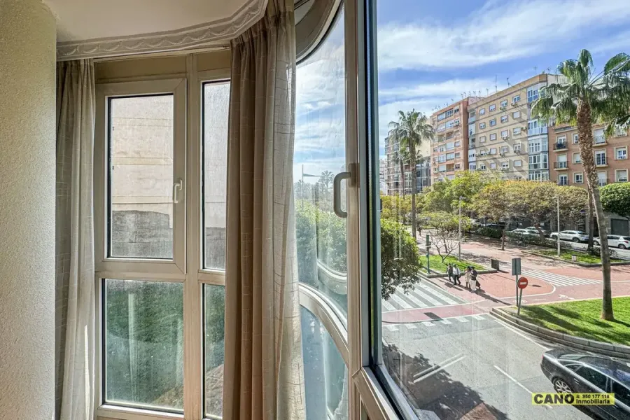 Spacious 4-Bedroom Apartment with Lift in Prime Almería Rambla Location - Image 3