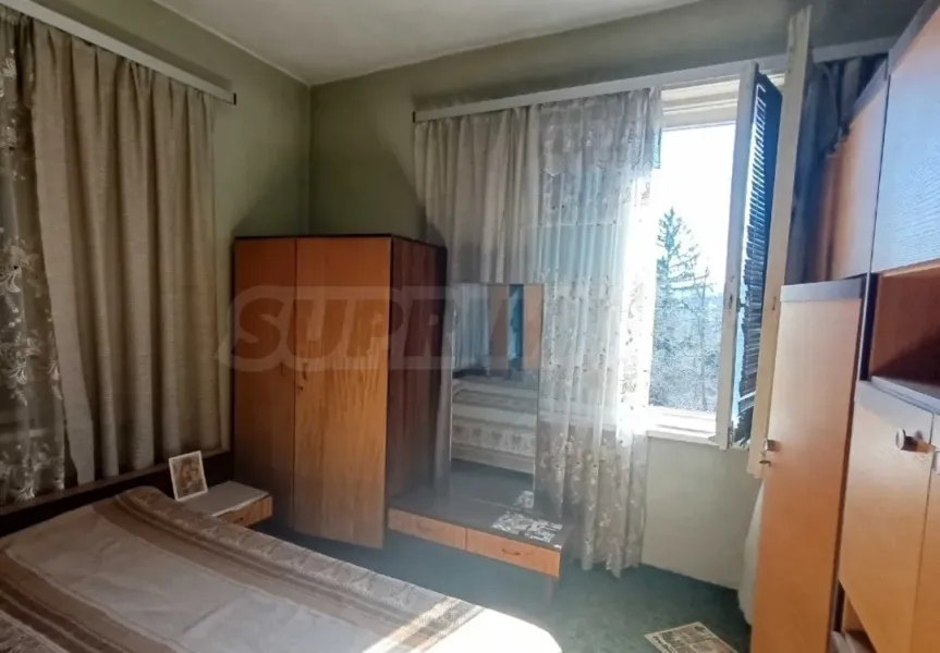 Spacious 3-Bedroom Apartment with Attic in Veliko Tarnovo Center - Image 3
