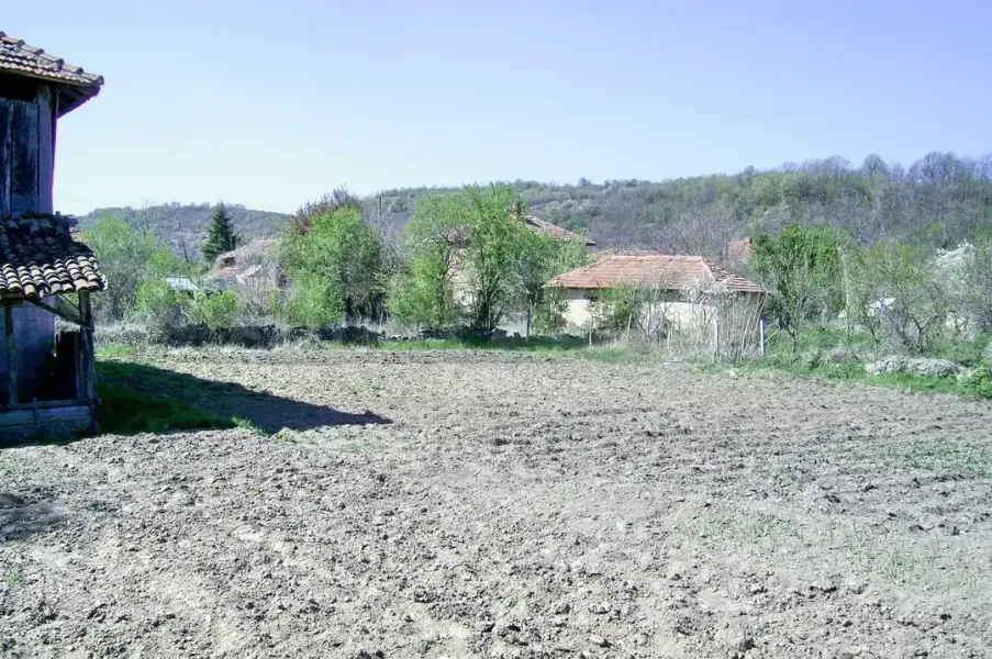 Charming South-Facing House with Land in Picturesque Vidin Region, Bulgaria - Image 3