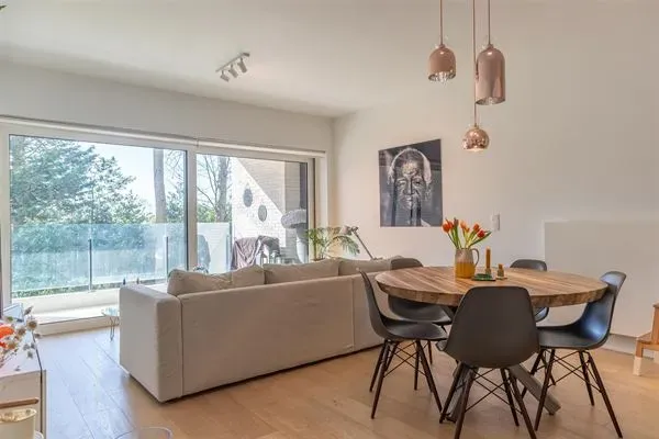 South-Facing Terrace, Parking & Modern Amenities in Ukkel Apartment - Image 2