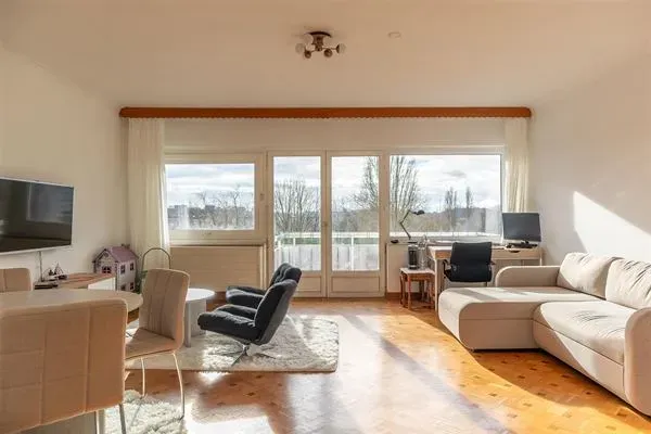 Spacious Anderlecht Apartment with Ponds Views & Garage Box - Image 3