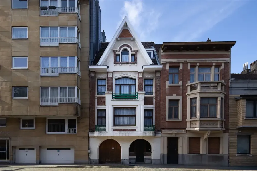 Elegant 1920s Mansion with Six Bedrooms in Etterbeek, Brussels - Image 5