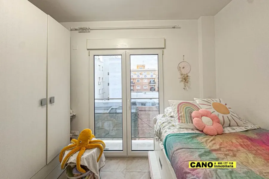 Spacious 3-Bedroom Apartment with 2 Bathrooms in Roquetas de Mar - Image 3