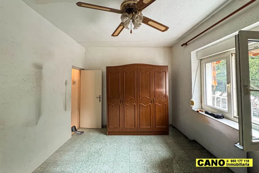 Spacious 3-Bedroom Apartment with Terrace in Growing Almería Area - Image 2