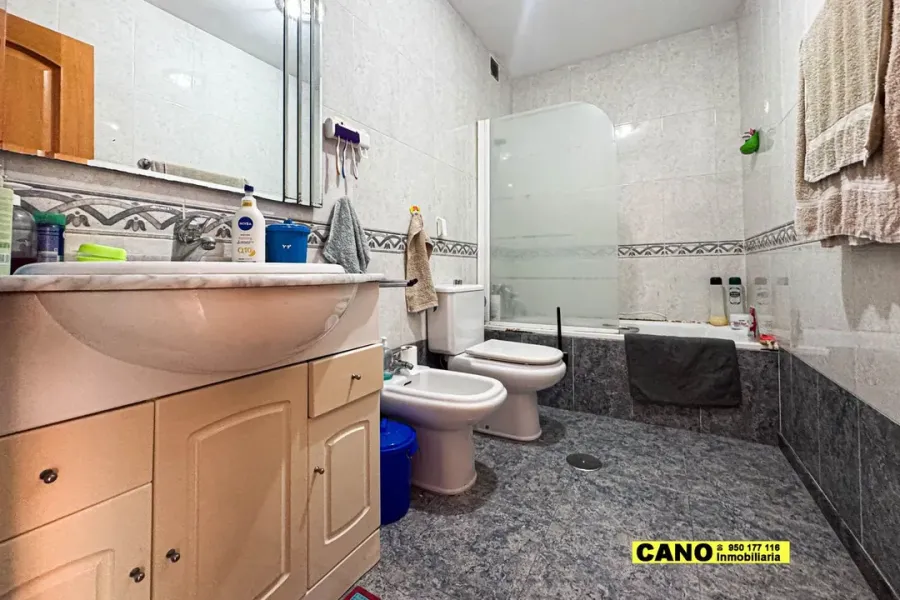 Spacious 4-Bedroom Apartment in Central Almería - Ready to Move In - Image 5