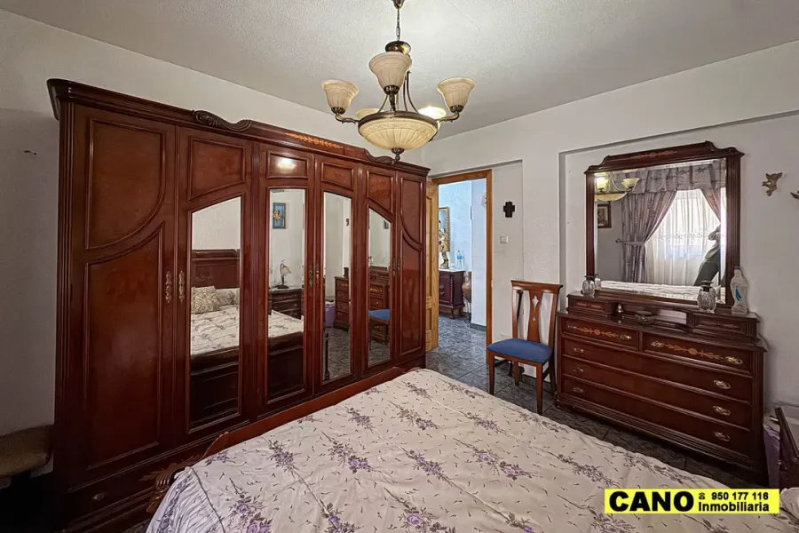 Spacious 3-Bedroom Apartment with Terrace in Viator, Spain - Image 1