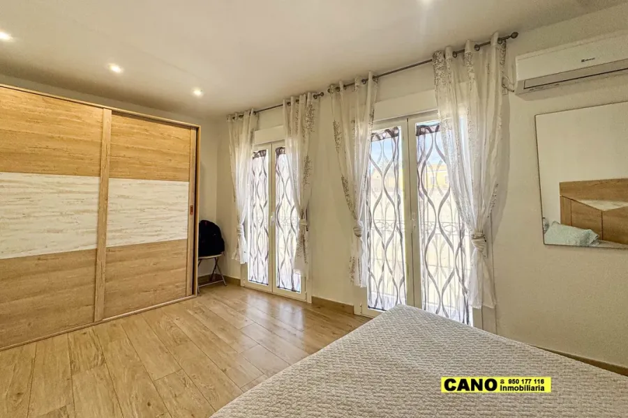 Spacious Refurbished Triplex Apartment in Central Almería, Spain - Image 5