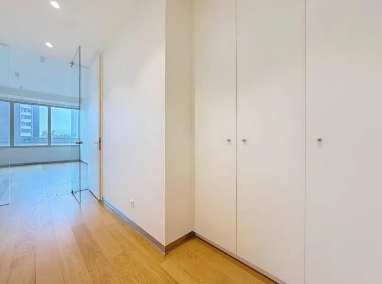 Spacious Apartment with 2 Terraces in Brussels' Toison d'Or - Image 2