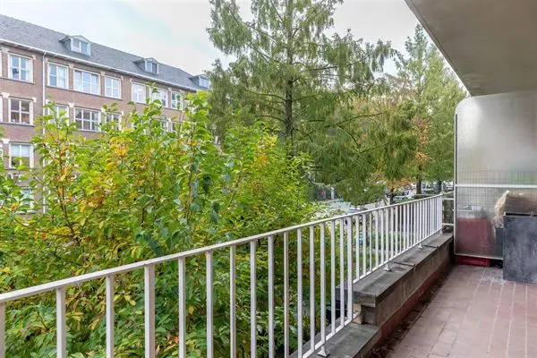 Spacious One-Bedroom Apartment with Terraces and Garage in Ukkel - Image 3