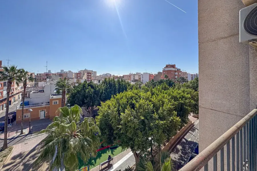 Spacious 3-Bedroom Apartment in Almería Capital with South-East Exposure - Image 2