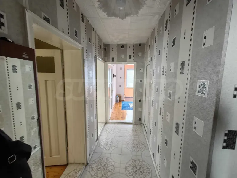 Spacious 2-Bed Apartment w/ Garage & Garden - Image 3