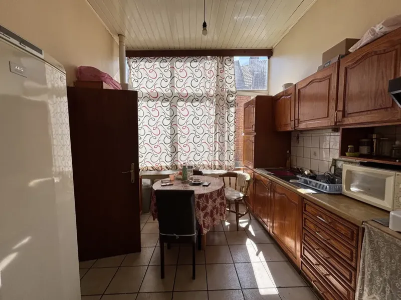 Spacious 4-Bedroom Apartment in Brussels with Historic Charm - Image 3