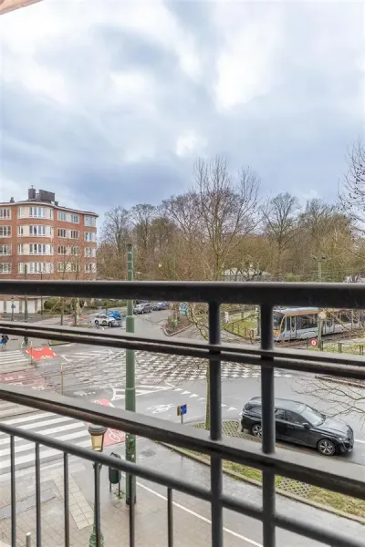 Spacious 3-Bedroom Apartment with Parking in Winston Churchill, Ukkel - Image 2