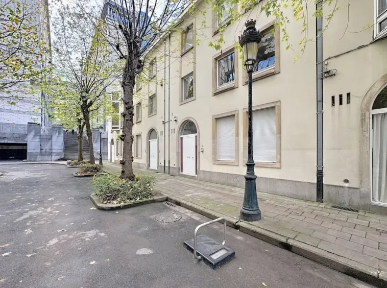 Spacious 3-Bedroom House with Outdoor Space in Brussels' Sablon - Image 5