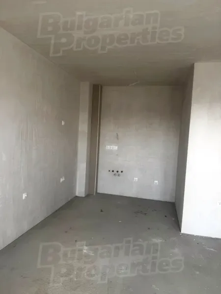 Spacious, Fully Furnished One-Bedroom Apartment in New Plovdiv Building - Image 1