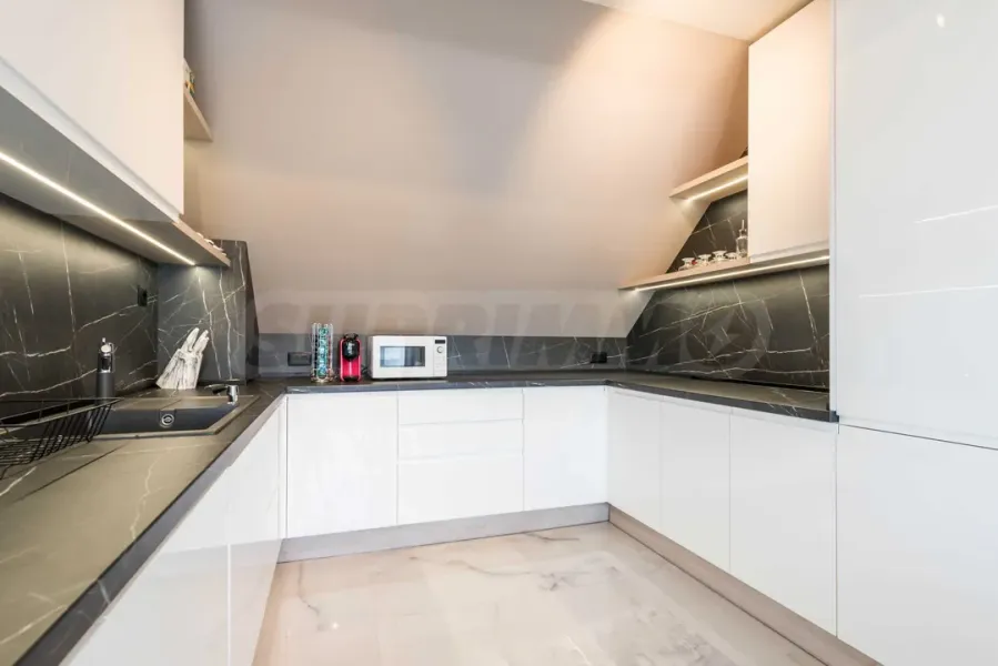 Spacious Seafront Apartment with Stunning Varna Views - Image 1