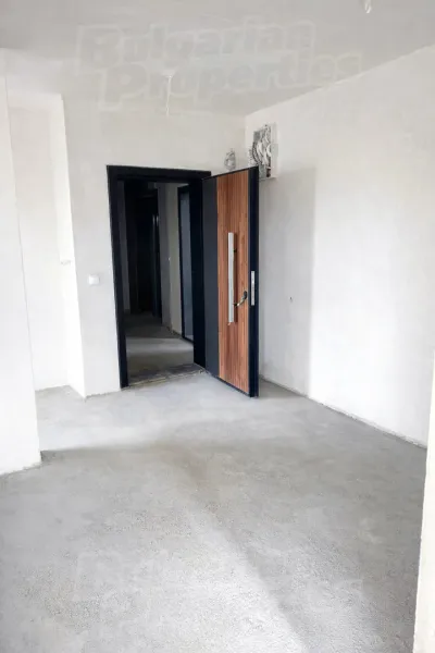 Spacious 2-Bed Apartment with Mountain Views & Panoramic Terrace - Image 2