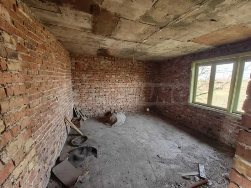 Spacious Two-Story House with Large Garden in Kapitanovtsi - Image 5