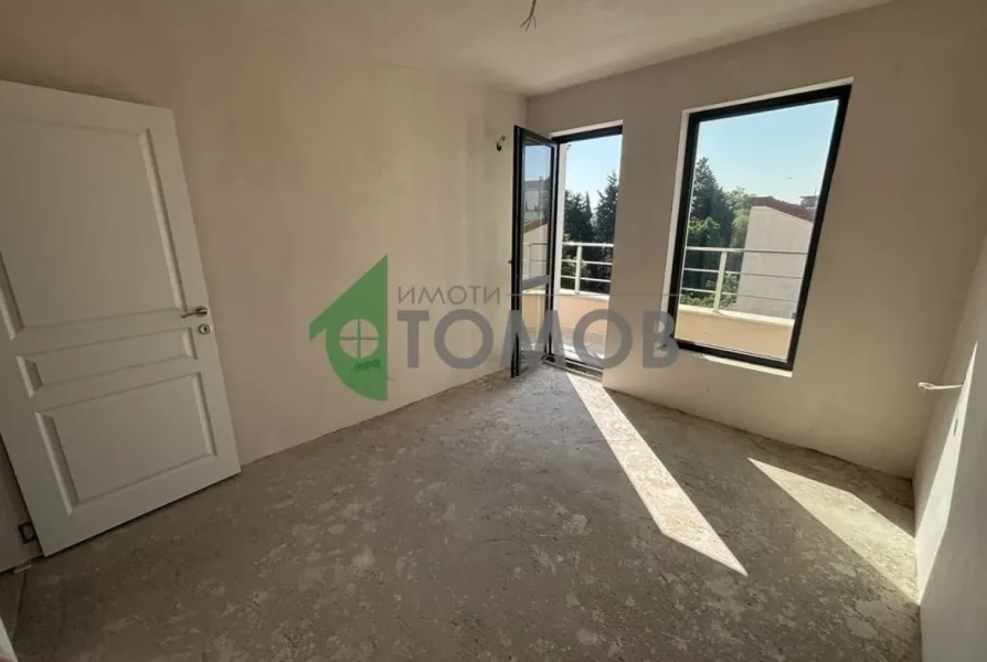 Spacious 3-Bedroom Apartment Near Park in Stara Zagora - Image 2