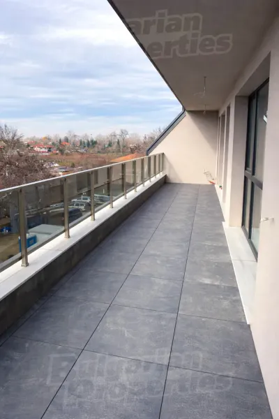 Spacious 2-Bed Apartment with Mountain Views & Panoramic Terrace - Image 1