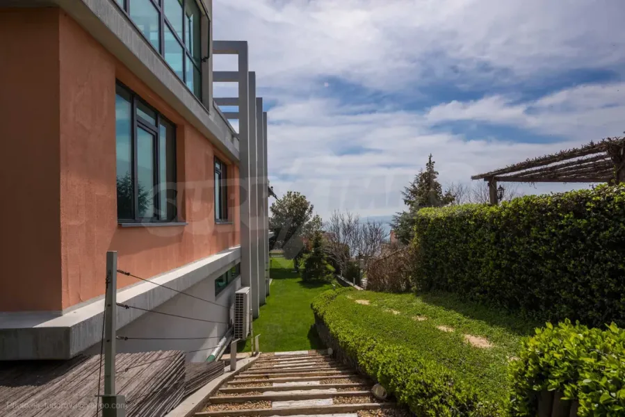 Modern Seafront Villa with Stunning Panoramic Views - Image 5