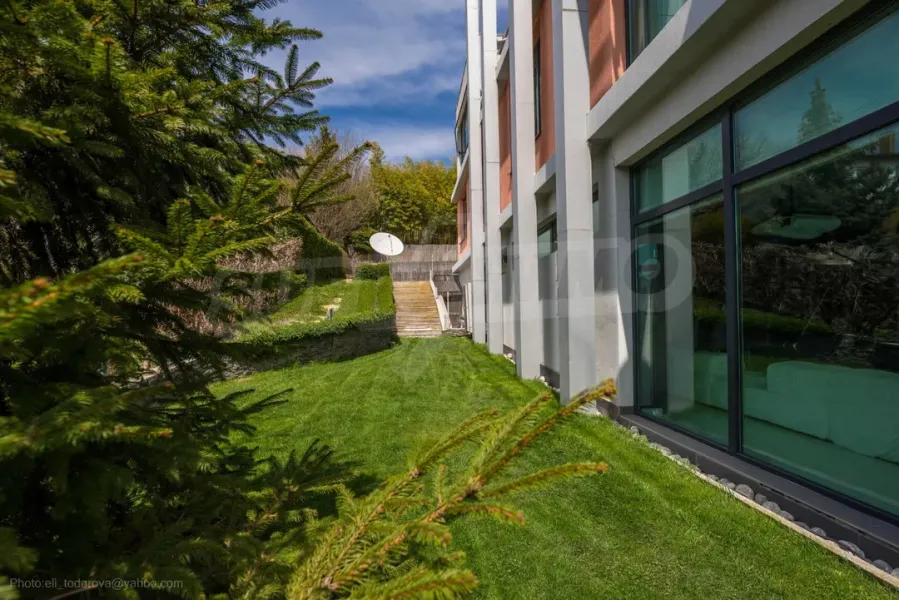 Modern Seafront Villa with Stunning Panoramic Views - Image 3