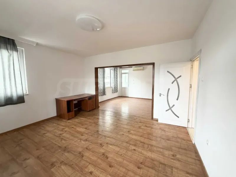 Spacious 3-Bedroom Apartment in Plovdiv's Kurchuk Paris - Image 1