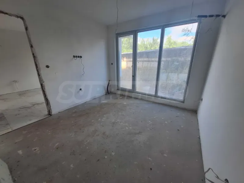 Spacious Apartment with Garden in Sofia's Obelya Area - Image 4