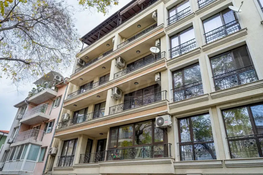 Stylish 3-Bedroom Apartment Near "Bunardzhik" Park - Image 1