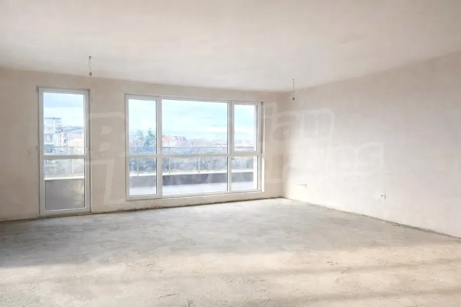 Spacious 2-Bed Apartment with Mountain Views & Panoramic Terrace - Image 4