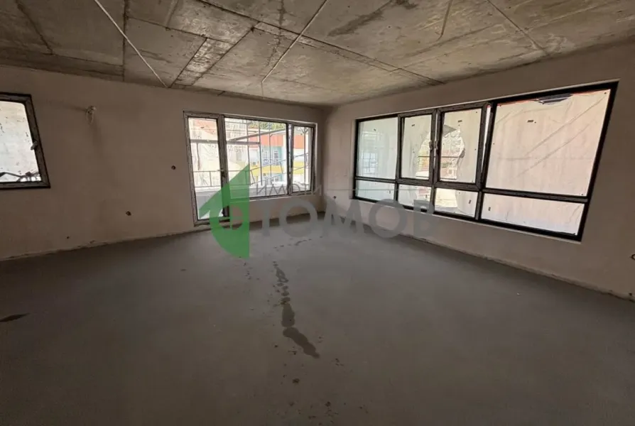 Spacious 4-Bedroom Apartment in Azimov Complex, Stara Zagora - Image 2