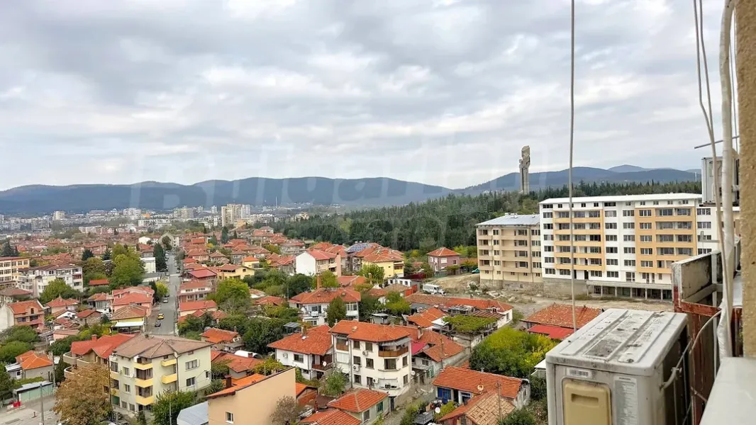 Spacious 1-Bedroom Apartment with Stunning Views in Stara Zagora - Image 2