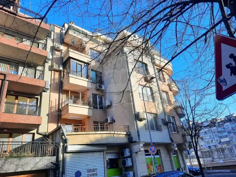 Spacious One-Bedroom Apartment in Burgas’s Desirable Vazrazhdane District - Image 1