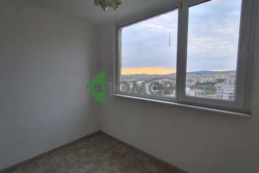 Spacious, Renovated 3BR Apartment with Great Views in Stara Zagora - Image 5