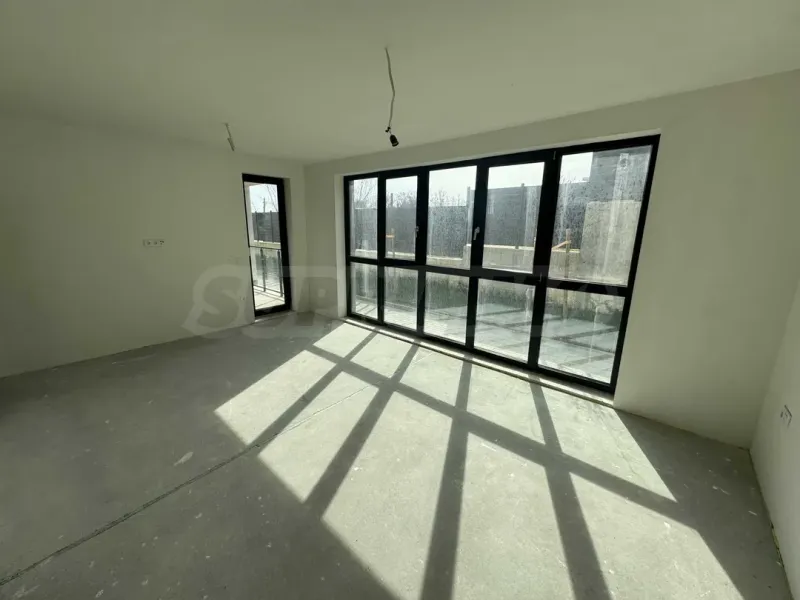 Spacious 3-Bedroom Apartment in Varna Complex - Image 1
