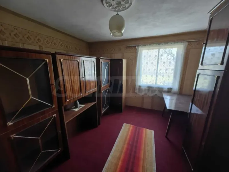 Spacious Two-Story House with Large Garden in Kapitanovtsi - Image 4