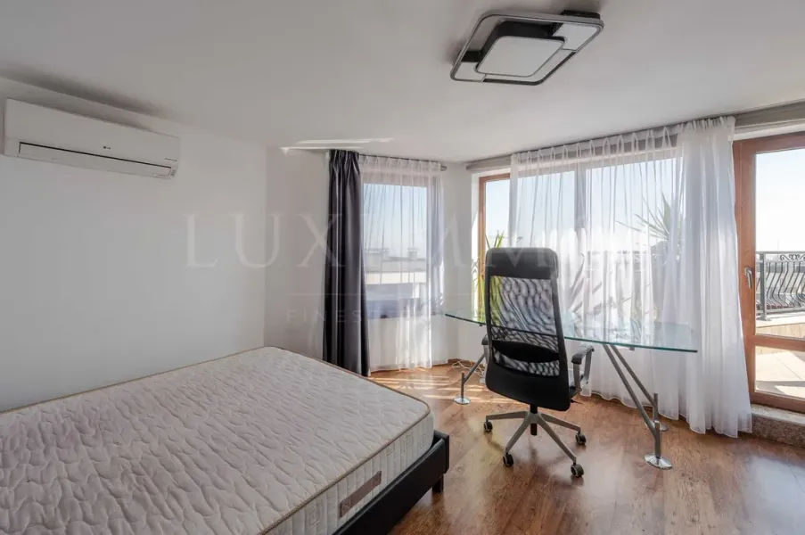 Spacious Penthouse with City Views & Terraces For Sale - Image 1