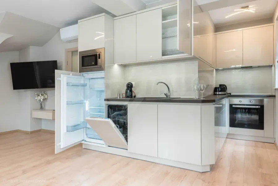 Stylish 3-Bedroom PENTHOUSE Rental in Varna City Center, Bulgaria - Image 3