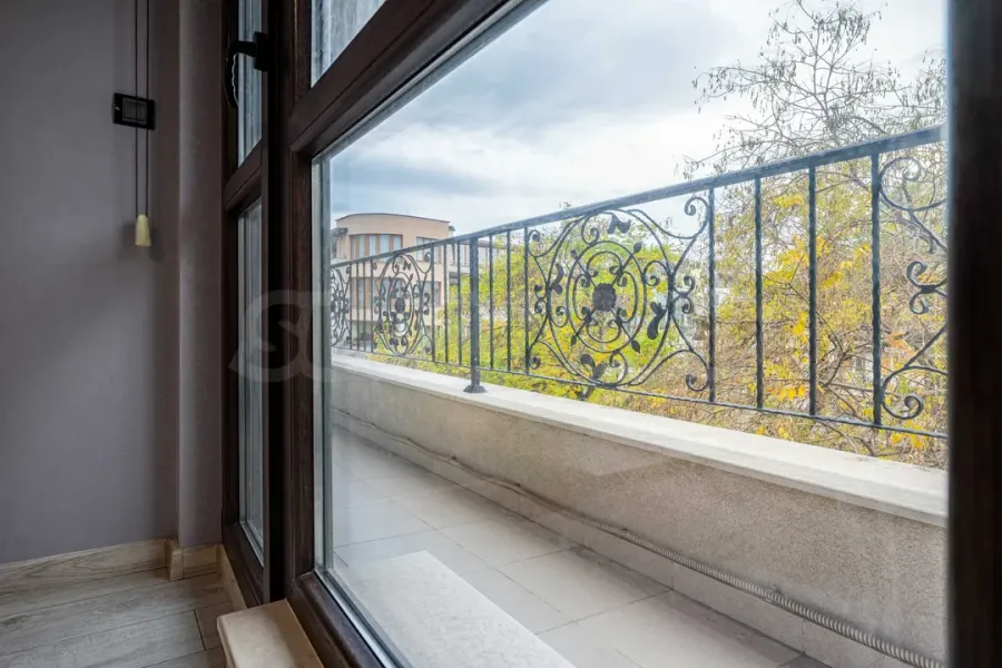 Stylish 3-Bedroom Apartment Near "Bunardzhik" Park - Image 4