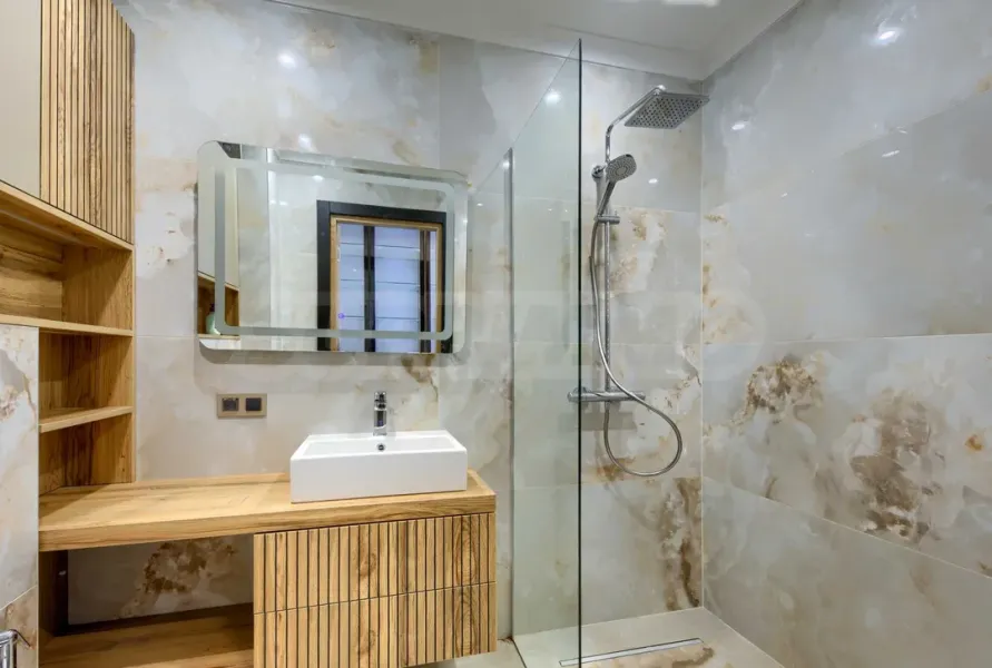 Spacious Fully Furnished 2-Bedroom Apartment with Parking in Paradise Place - Image 4