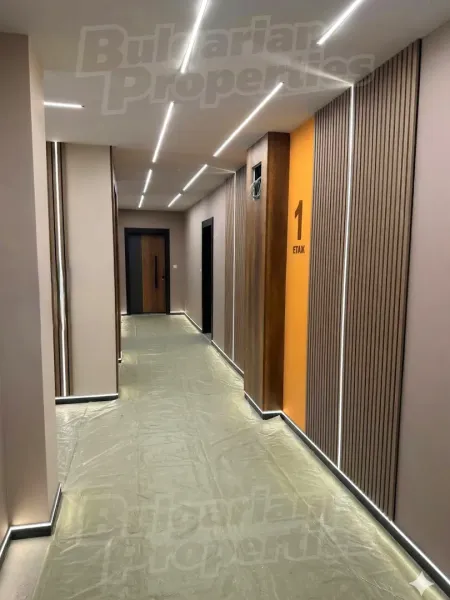 Spacious 2-Bed Apartment with Mountain Views & Panoramic Terrace - Image 5