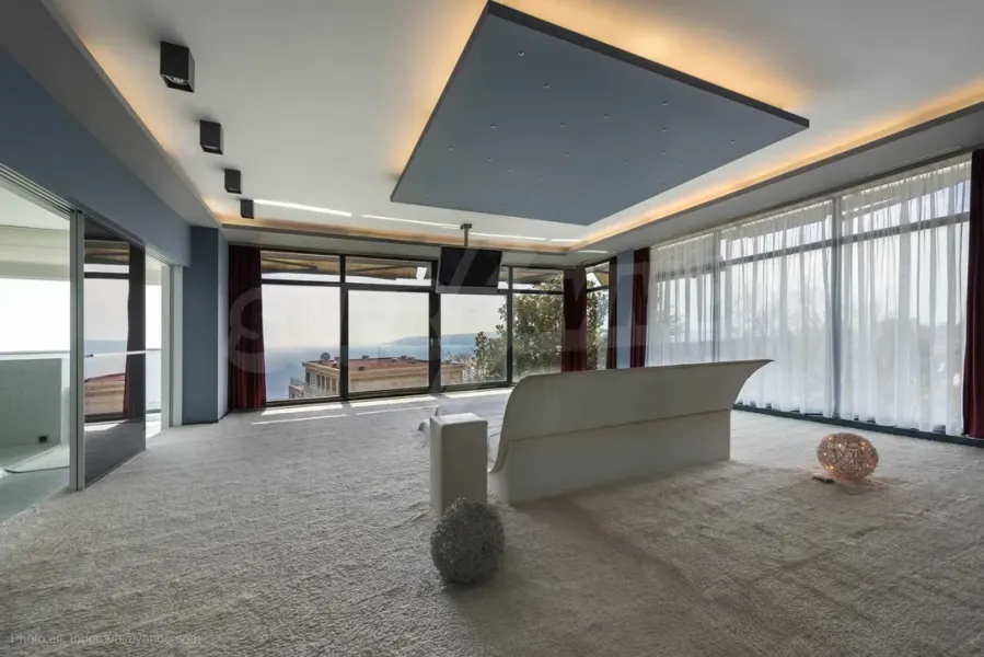 Modern Seafront Villa with Stunning Panoramic Views - Image 1