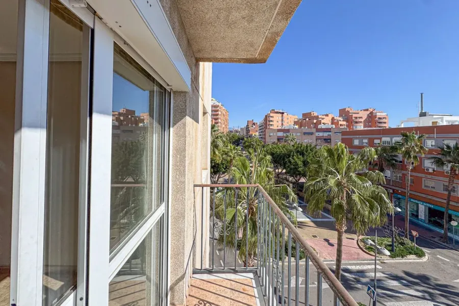 Spacious 3-Bedroom Apartment in Almería Capital with South-East Exposure - Image 1