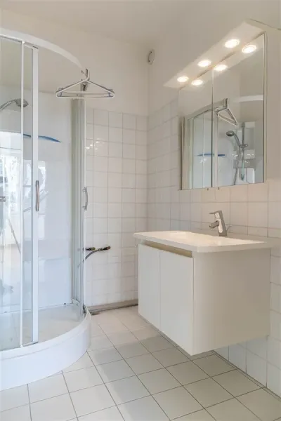 Spacious 3-Bedroom Apartment in Ukkel with Elevator & Parking - Image 5